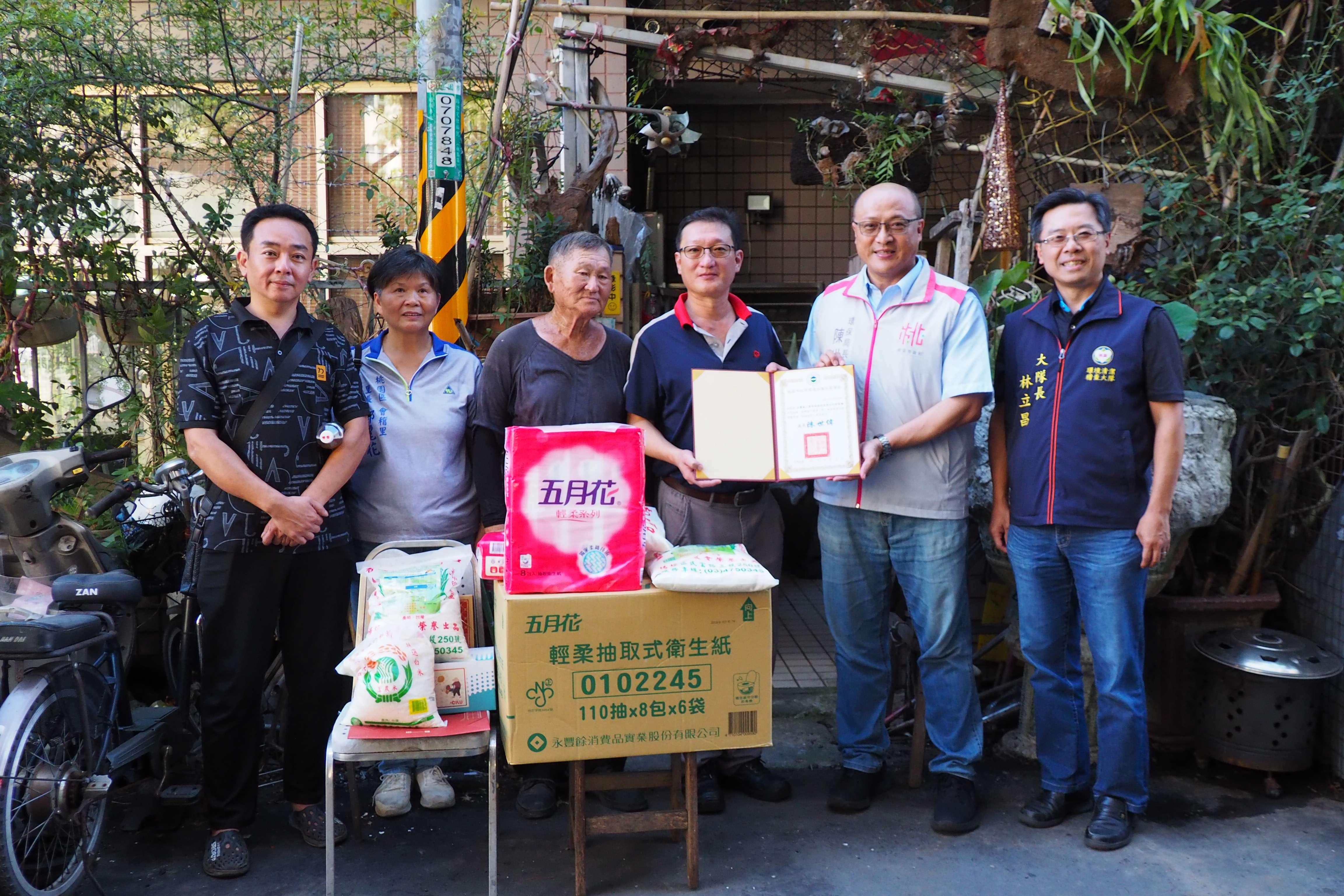 中秋送暖 桃園市環保局攜手善心人士關懷資源回收個體戶3.jpg